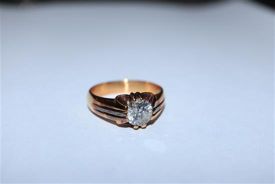 A gentlemans 18ct yellow metal and claw set solitaire diamond ring, size S.